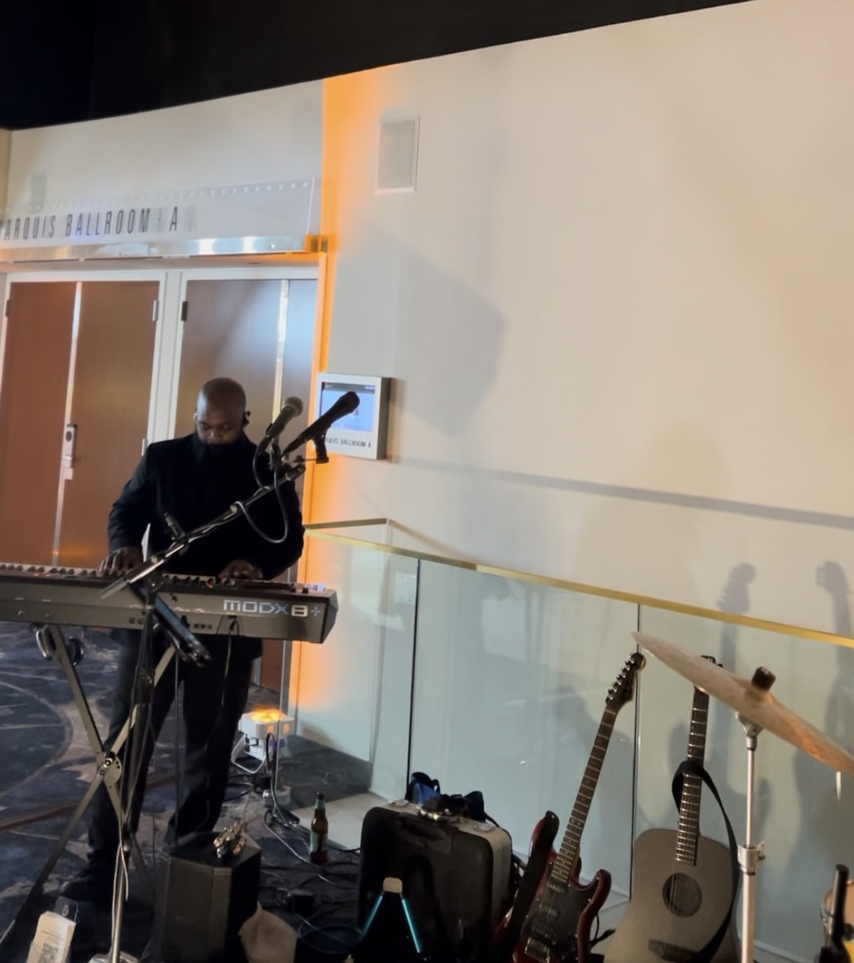 Carlton at the keyboard beneath the Heisman logo